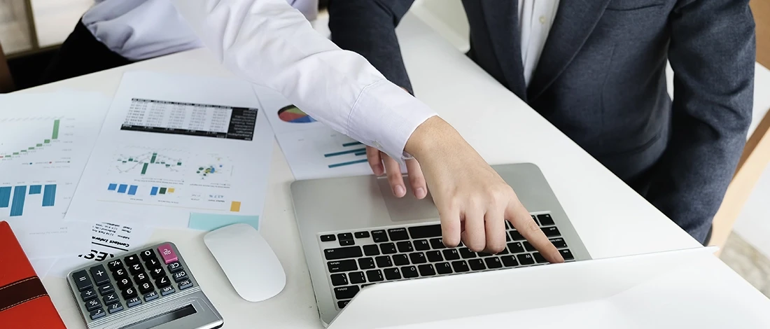Pointing at a laptop to change registered agent in Maryland