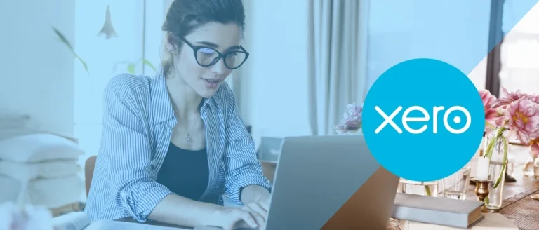 A woman using Xero on her laptop